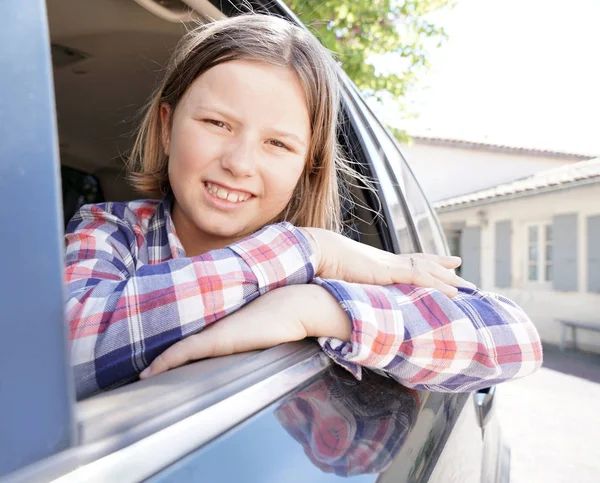 Jeune Fille Regardant Par Fenêtre Voiture — Photo