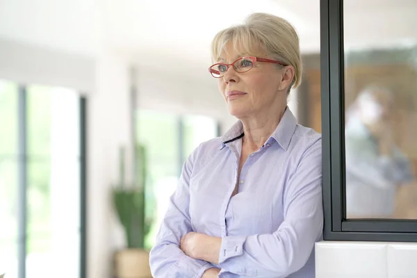 Donna anziana con occhiali da vista — Foto Stock