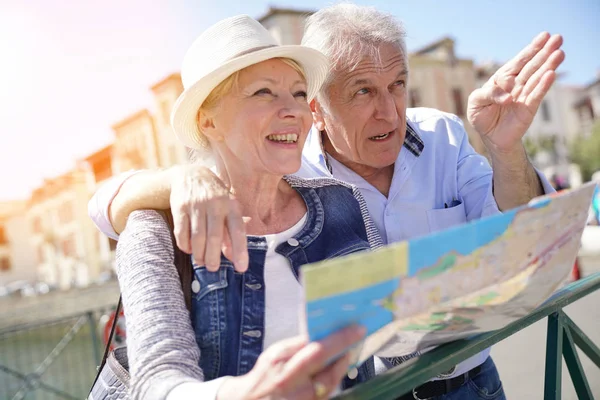 Turister tittar på stadskarta — Stockfoto