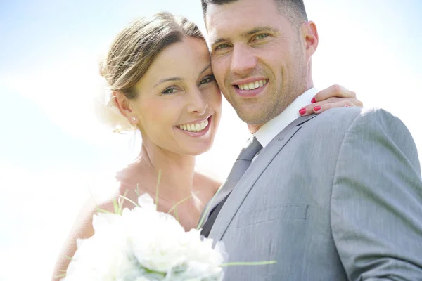 Coppia sposata il giorno del loro matrimonio — Foto Stock