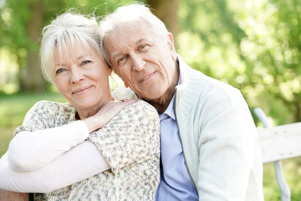 Senior couple embracing — Stock Photo, Image