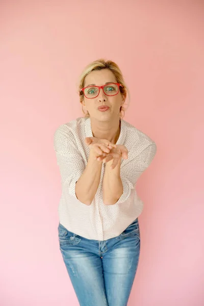 Frau mit roter Brille stehend — Stockfoto