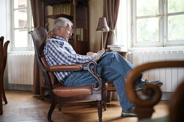 Homem usando tablet digital — Fotografia de Stock