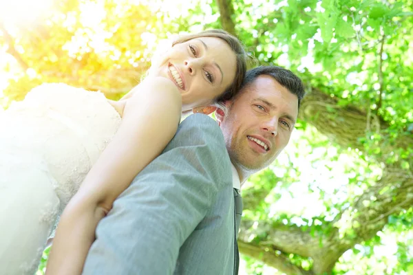 Bride and groom on their wedding day — Stock Photo, Image