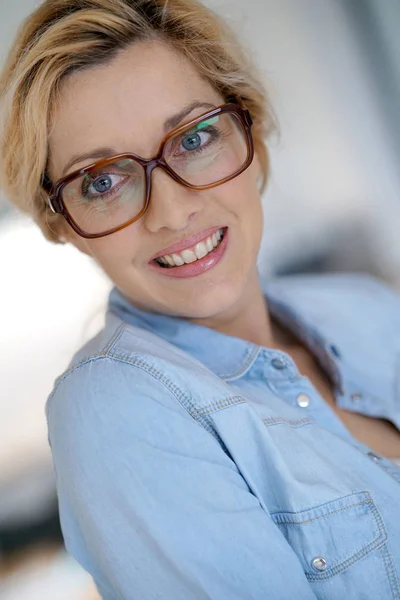 Medelålders kvinna bär glasögon — Stockfoto
