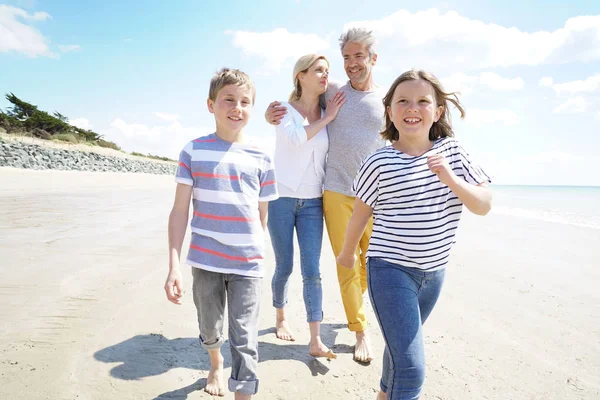 Familywalking sulla spiaggia sabbiosa — Foto Stock