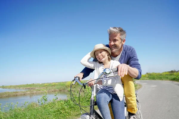 Vader en dochter rijden fiets samen — Stockfoto