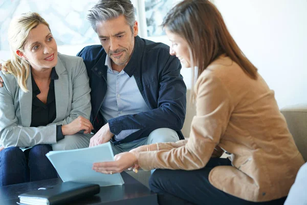 Agent reading terms of contract — Stock Photo, Image