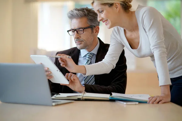 Notaio in carica al lavoro sull'agenda — Foto Stock