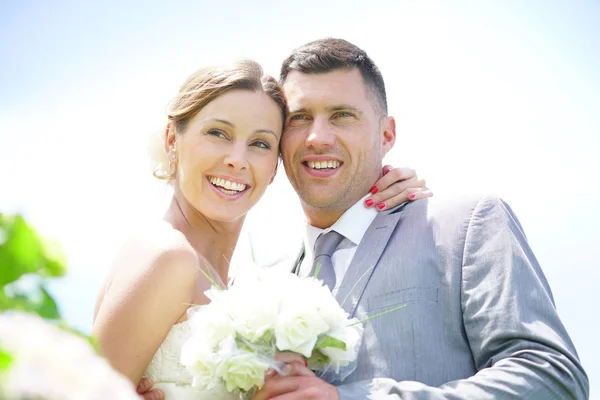 Bride and groom on their wedding day — Stock Photo, Image