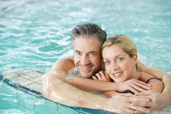 Casal relaxante em água termal — Fotografia de Stock