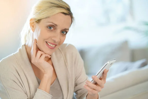 Mulher loira enviando mensagem de texto — Fotografia de Stock