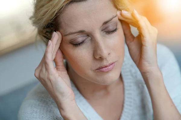 Blond kobieta o migrenie — Zdjęcie stockowe