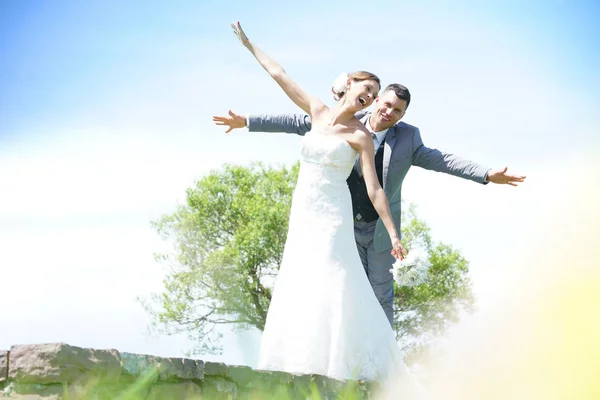 花嫁と花婿の楽しいウォーキング — ストック写真