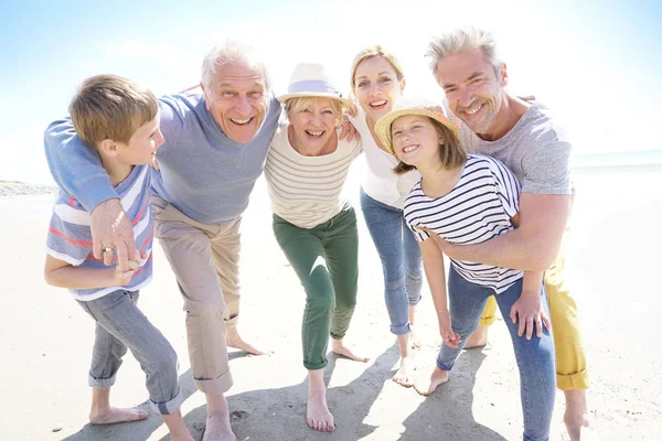 Familia intergeneracional feliz —  Fotos de Stock