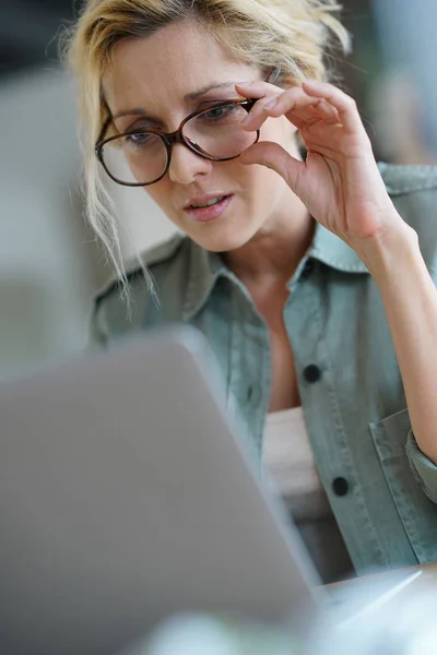 Frau arbeitet von zu Hause aus — Stockfoto