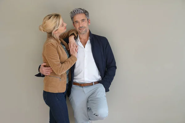 Pareja de mediana edad de pie — Foto de Stock