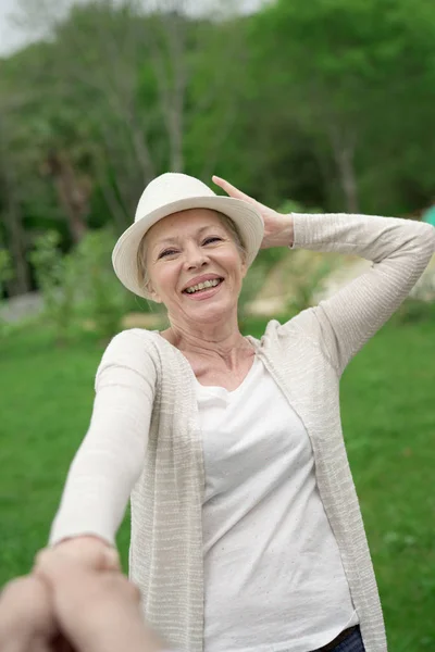 Senior Kvinna skrattar outloud — Stockfoto