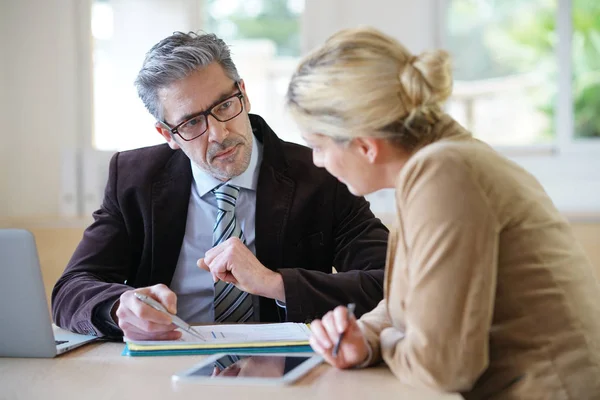 Woman meeting notary — Stock Photo, Image