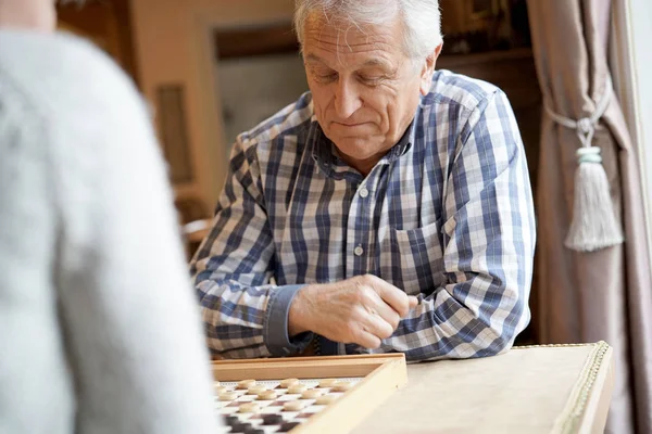 Starší pár, hrají šachy — Stock fotografie