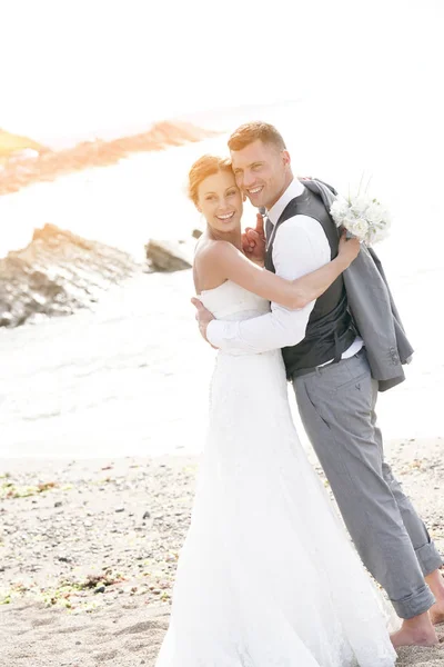 Χαρούμενη νύφη και γαμπρός στην παραλία Royalty Free Εικόνες Αρχείου