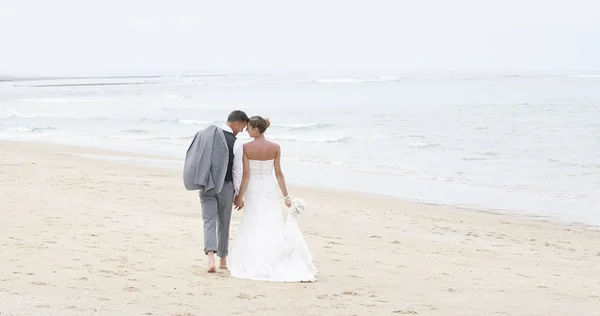 Sposa e sposo a piedi Fotografia Stock