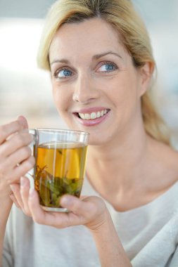 kadın içme bitki infüzyon