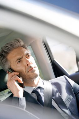 İş adamı telefonda konuşuyor. 