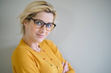  gözlük sarışın kadınla