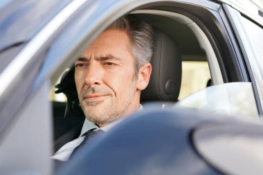  istemci için bekleyen araba içinde sürücü