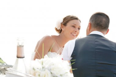  Gelin ve damat şampanya ile