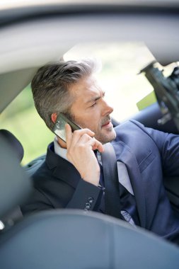 İş adamı telefonda konuşuyor. 