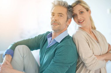  arka arkaya evde oturmuş Çift