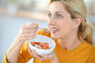 woman eating cereals