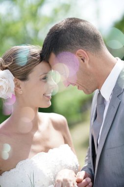 Gelin ve damat gözlerine bakarak