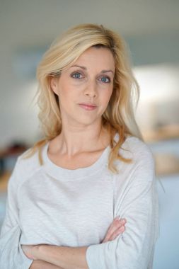 neşeli orta yaşlı sarışın kadın