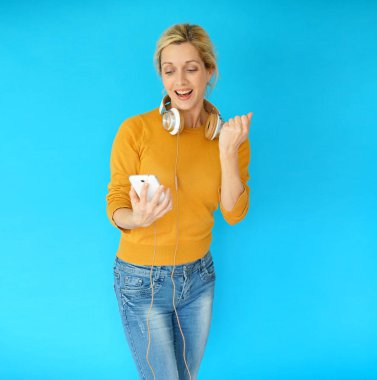  smartphone kullanarak gözlük kadınla