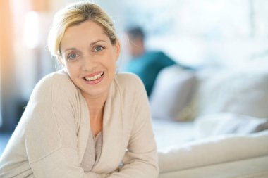  gülümseyen orta yaşlı sarışın kadın                          