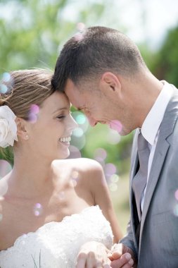 Gelin ve damat gözlerine bakarak