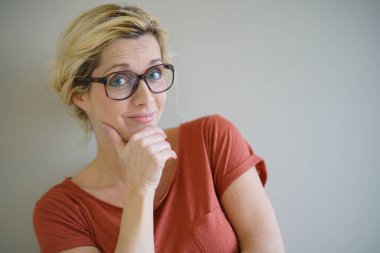  gözlük sarışın kadınla