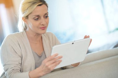  kadın evde dijital tablet ile bağlı