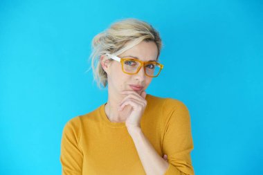  gözlük sarışın kadınla