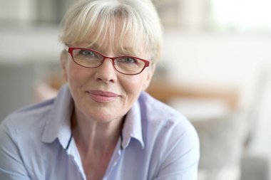 kadın kıdemli kırmızı gözlük ile