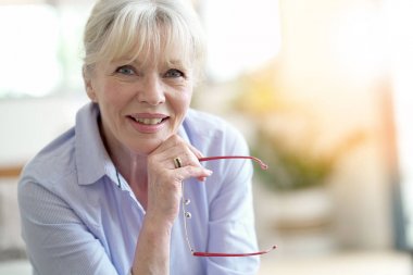 kadın kıdemli kırmızı gözlük ile