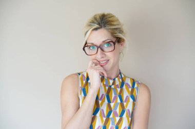  gözlük sarışın kadınla