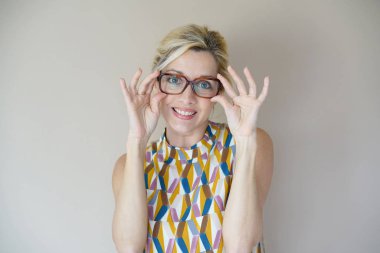  gözlük sarışın kadınla