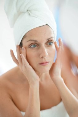  kadın nemlendirici krem uygulamak