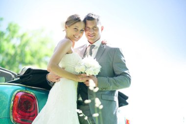 Gelin ve damat araba ile ayakta 