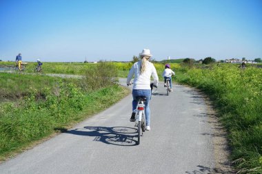 Arkadan görünüşü aile bisiklet üzerinde hafta sonu kırsal kesimde sürme.