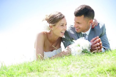 Neşeli gelin ve damat rahatlatıcı